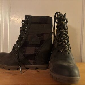 SOREL dark green/black checkered wedge booties size 10